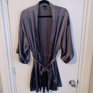 Beautiful, silky-feeling Victoria’s Secret mid-length robe in M/L